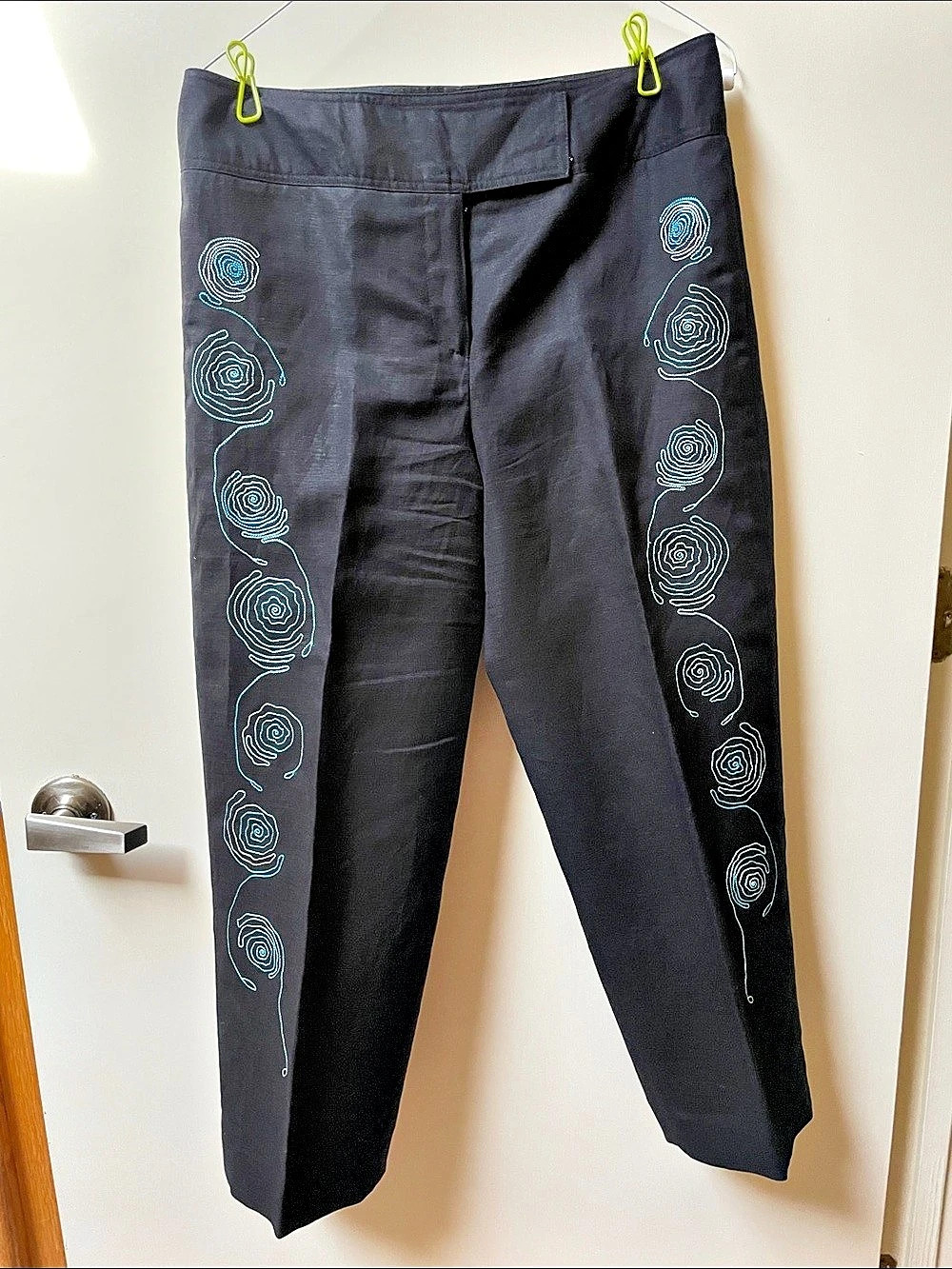 LARRY LEVINE Embroidered Straight Leg Pants in Black Size 8